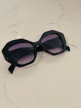 Black Geometric Frame Sunglasses with Purple Gradient Lenses